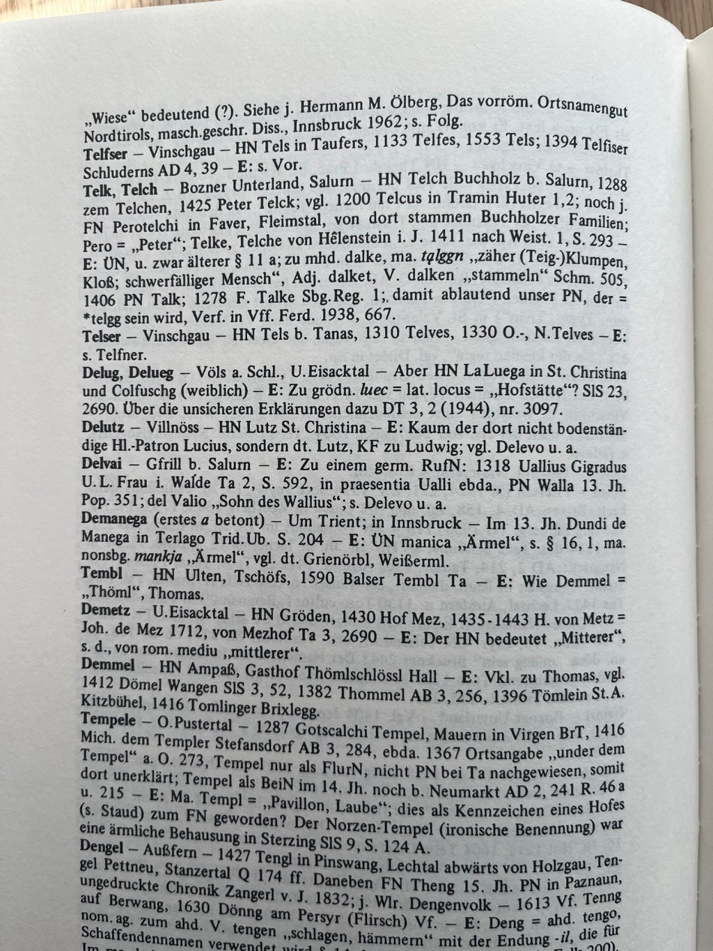 Der Familienname Demanega